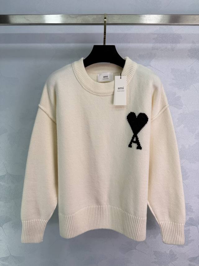 Ami*2025早秋新款爱心针织套头毛衣!定制羊毛针织材质 密度细针织造 清晰毛感肌理 舒适亲肤 领袖口衣摆螺纹收边 弹性十足穿着舒适 胸前勾勒出爱心图案装饰 Ami*2025早秋新款爱心针织套头毛衣!定制羊毛针织材质 密度细针织造 清晰毛感肌理 舒适亲肤 领袖口衣摆螺纹收边 弹性十足穿着舒适 胸前勾勒出爱心图案装饰