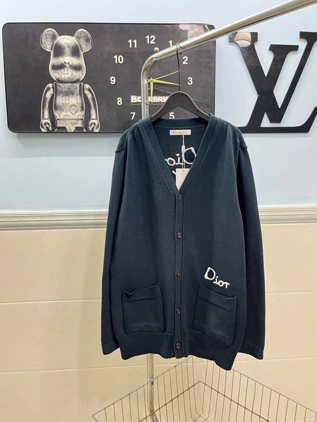 款号217 Dior迪奥新款提花Logo 羊毛针织衫毛衣 开衫外套 Os版型 毛料采用7针进口机编织制造 采用羊毛含量纱线 纱线定染 新一季主打的无论颜色,工艺 款号217 Dior迪奥新款提花Logo 羊毛针织衫毛衣 开衫外套 Os版型 毛料采用7针进口机编织制造 采用羊毛含量纱线 纱线定染 新一季主打的无论颜色,工艺