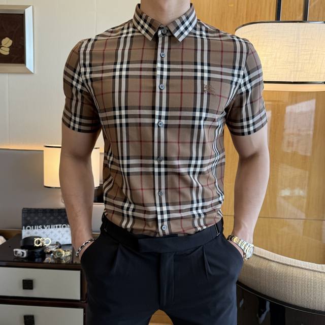 巴宝莉 2025Ss春夏时尚大爆款精品衬衫,贸易公司渠道货,品相完美如斯,属于入柜级别,可预见性的爆款,高级定制进口高级棉混纺面料,大师级剪裁,质感无敌,亲肤性 巴宝莉 2025Ss春夏时尚大爆款精品衬衫,贸易公司渠道货,品相完美如斯,属于入柜级别,可预见性的爆款,高级定制进口高级棉混纺面料,大师级剪裁,质感无敌,亲肤性