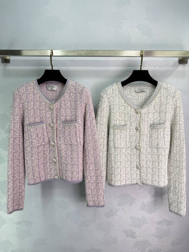 Ch*25高定重工粗纺针织开衫 外套,独家出品 编织亮丝粗花呢短外套、复古高级简约又自带气场的单品,外套圆领设计高级且大气,搭配半裙紧身裤都超级有范~经典紫粉色 Ch*25高定重工粗纺针织开衫 外套,独家出品 编织亮丝粗花呢短外套、复古高级简约又自带气场的单品,外套圆领设计高级且大气,搭配半裙紧身裤都超级有范~经典紫粉色