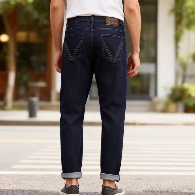 葆蝶家 Bv. 2025秋季新品原单高端男士深蓝色百搭牛仔裤!奢华经典品牌元素Logo配饰 身穿着非常舒适 低调不失奢华 穿出去非常有档次 裤型款式和裁剪亦无需 葆蝶家 Bv. 2025秋季新品原单高端男士深蓝色百搭牛仔裤!奢华经典品牌元素Logo配饰 身穿着非常舒适 低调不失奢华 穿出去非常有档次 裤型款式和裁剪亦无需