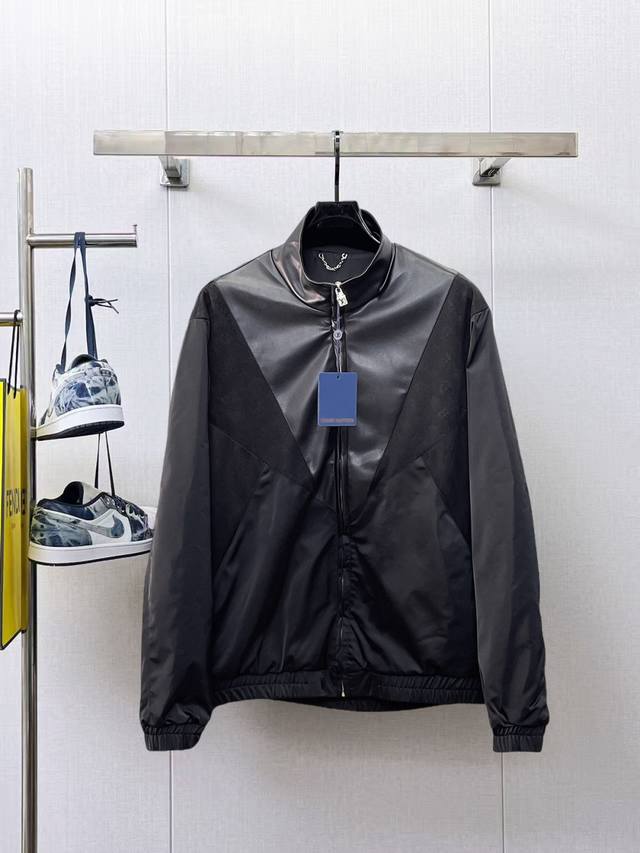 路易威登Lv 高端品质 2025春秋新品时尚休闲夹克外套,进口原版科技面料,双面穿上身舒适透气,胸前精致手工工艺Logo,独特设计欧洲时尚风格,反面数码定位印花 路易威登Lv 高端品质 2025春秋新品时尚休闲夹克外套,进口原版科技面料,双面穿上身舒适透气,胸前精致手工工艺Logo,独特设计欧洲时尚风格,反面数码定位印花