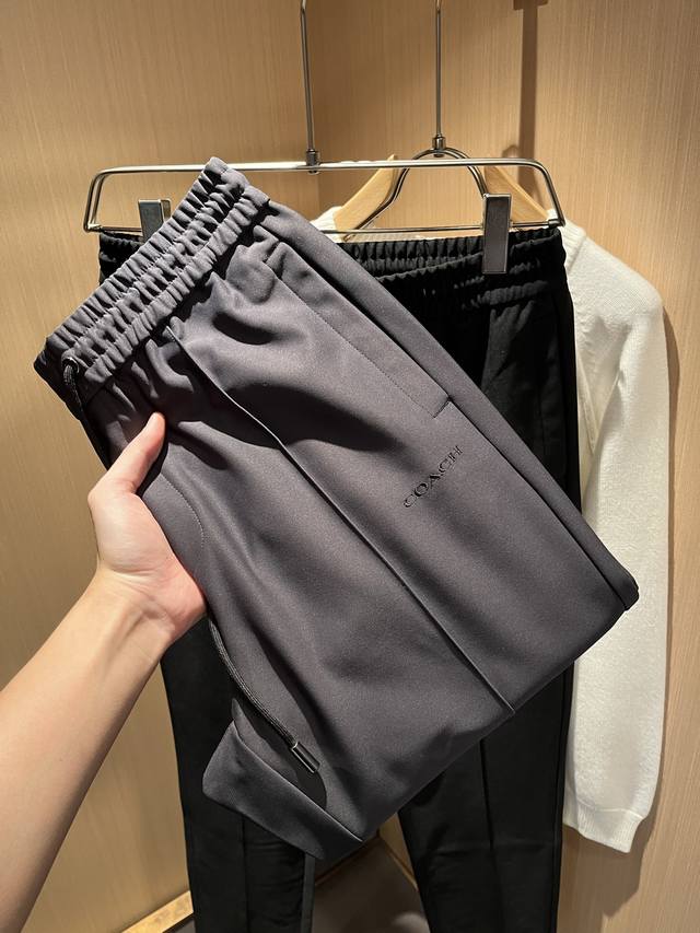 蔻驰 Coach 2025秋冬新款男士休闲裤,高端品质之选 一款松紧腰抽绳休闲卫裤兼备的百搭裤装,也是男士衣橱里不可缺少的搭配神器,属于实穿型的经典款式!整条休 蔻驰 Coach 2025秋冬新款男士休闲裤,高端品质之选 一款松紧腰抽绳休闲卫裤兼备的百搭裤装,也是男士衣橱里不可缺少的搭配神器,属于实穿型的经典款式!整条休