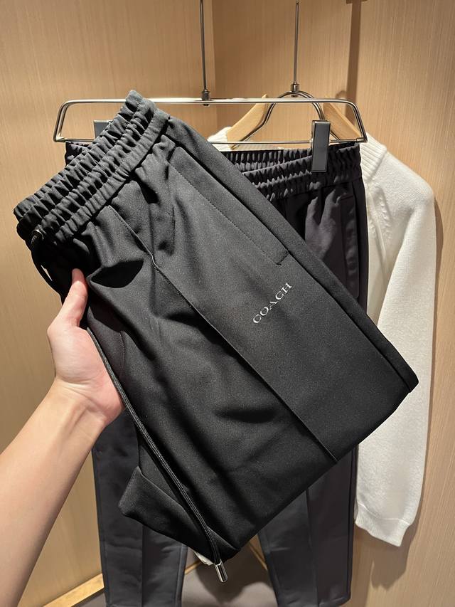 蔻驰 Coach 2025秋冬新款男士休闲裤,高端品质之选 一款松紧腰抽绳休闲卫裤兼备的百搭裤装,也是男士衣橱里不可缺少的搭配神器,属于实穿型的经典款式!整条休 蔻驰 Coach 2025秋冬新款男士休闲裤,高端品质之选 一款松紧腰抽绳休闲卫裤兼备的百搭裤装,也是男士衣橱里不可缺少的搭配神器,属于实穿型的经典款式!整条休