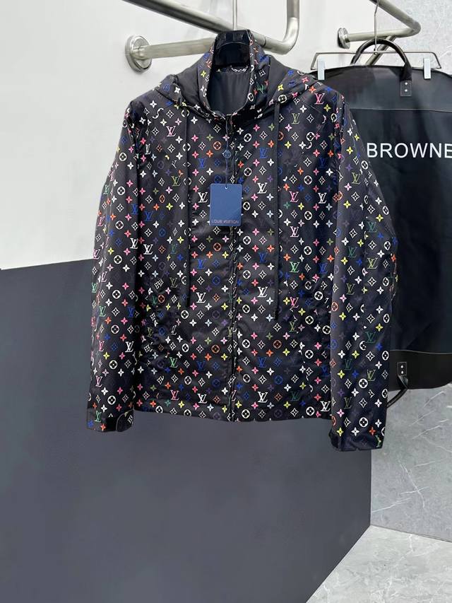 路易威登Lv 高品质2025春季新款夹克外套,秀场新品品相非常完美,记忆面料舒适保暖,三标齐全,色泽饱满诱人,非常出彩的设计,轻松将时髦感进阶,做工极为考究严谨 路易威登Lv 高品质2025春季新款夹克外套,秀场新品品相非常完美,记忆面料舒适保暖,三标齐全,色泽饱满诱人,非常出彩的设计,轻松将时髦感进阶,做工极为考究严谨