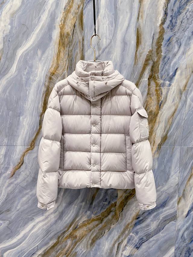 特级羽绒Moncler蒙口 2025 新品 Maya 70 Vezere哑光雾面Maya升级版 冬季羽绒服夹克外套.珍珠灰.黑色.火的一塌糊涂.反季柜台都是要抢 特级羽绒Moncler蒙口 2025 新品 Maya 70 Vezere哑光雾面Maya升级版 冬季羽绒服夹克外套.珍珠灰.黑色.火的一塌糊涂.反季柜台都是要抢