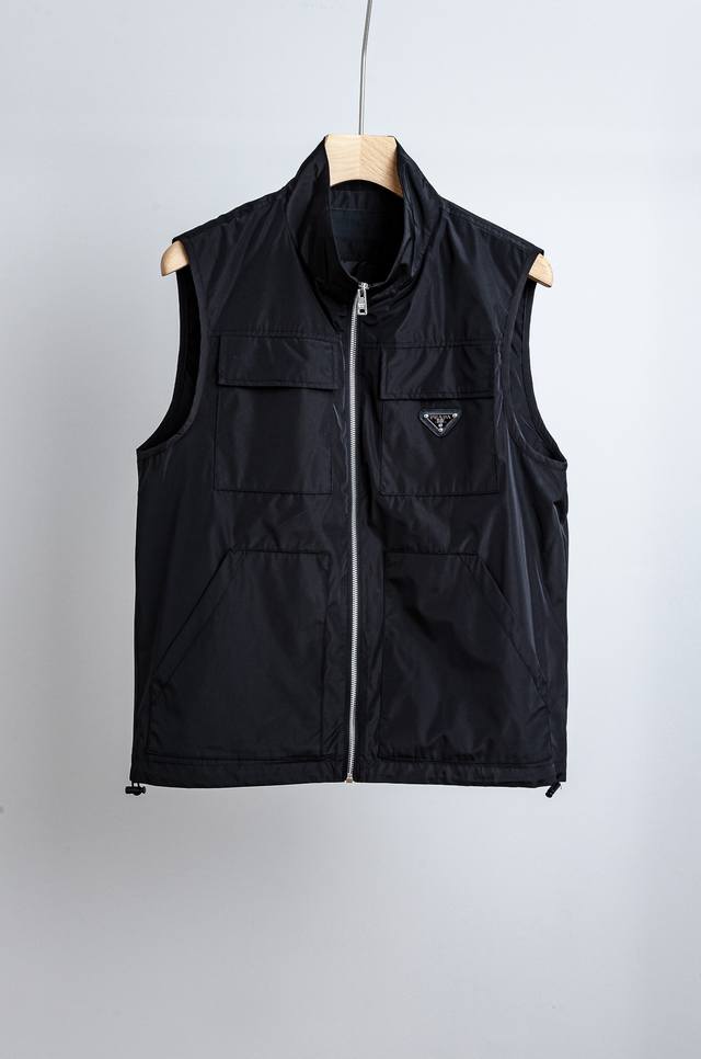 pr#Ada普拉达2025Fw 秋冬最新立领设计男士休闲马甲夹克外套#正面四口袋+金属拉链,实用又时髦。涂珐琅三角徽标超有辨识度,简约直裁下摆,秋冬叠穿T恤、卫 pr#Ada普拉达2025Fw 秋冬最新立领设计男士休闲马甲夹克外套#正面四口袋+金属拉链,实用又时髦。涂珐琅三角徽标超有辨识度,简约直裁下摆,秋冬叠穿T恤、卫