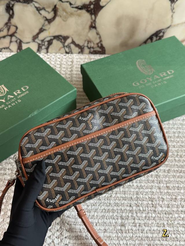 配盒 Size:24*14Cm 戈雅 Goyard 相机包 男生女生用! 上身效果绝绝子~ 日常非常好搭配哦~ 男生女生都可以入手! 配盒 Size:24*14Cm 戈雅 Goyard 相机包 男生女生用! 上身效果绝绝子~ 日常非常好搭配哦~ 男生女生都可以入手!