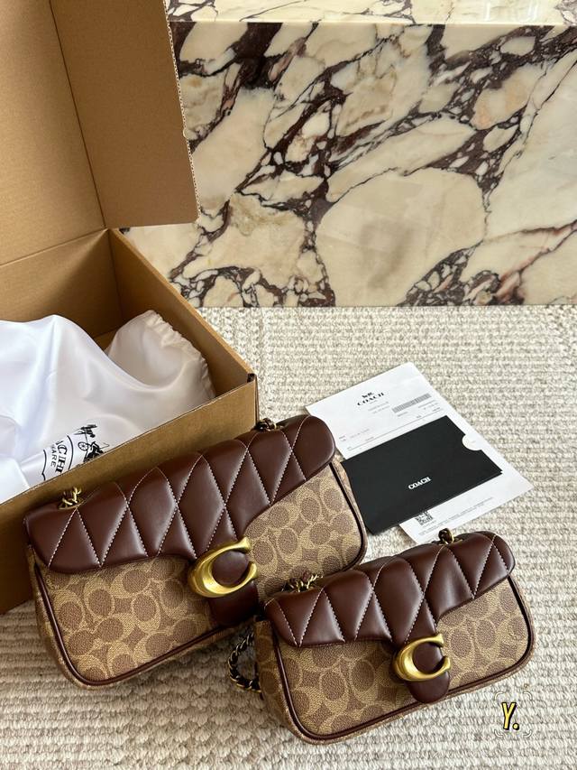 配盒子 Size:27*15Cm 21*10Cm 百搭神器 Tabby C家 酒神Tabby 奶白色 超级好看! 五金处Coach的刻字 满满的小细节 高品质 配盒子 Size:27*15Cm 21*10Cm 百搭神器 Tabby C家 酒神Tabby 奶白色 超级好看! 五金处Coach的刻字 满满的小细节 高品质