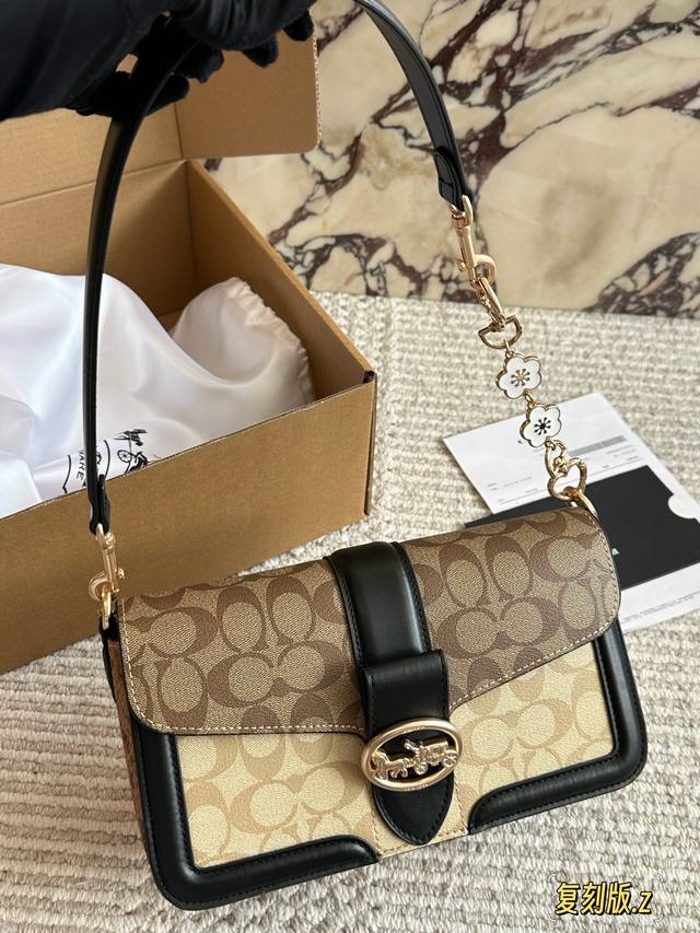 配盒子 Size:27*15Cm 百搭神器 Tabby C家 酒神Tabby 奶白色 超级好看! 五金处Coach的刻字 满满的小细节 高品质 配盒子 Size:27*15Cm 百搭神器 Tabby C家 酒神Tabby 奶白色 超级好看! 五金处Coach的刻字 满满的小细节 高品质