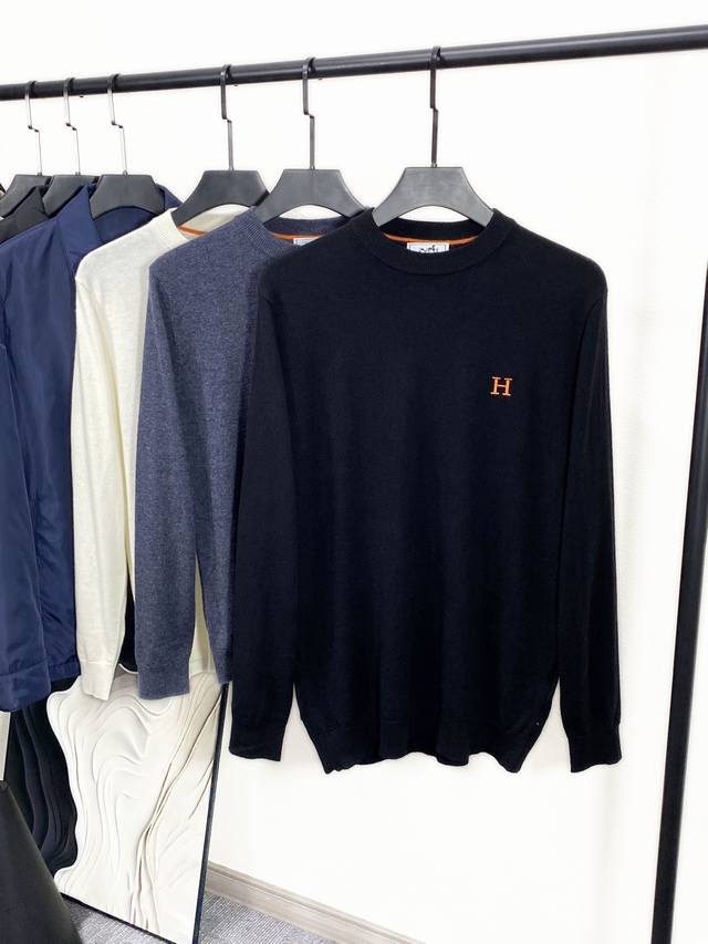 新品 Her25Fw秋冬新款细羊绒羊毛混纺针织圆领毛衣,男士胸口经典H标刺绣Logo后下摆处H皮标设计,时尚休闲套头毛衣针织衫!贸易公司渠道稀出,领先官网发售! 新品 Her25Fw秋冬新款细羊绒羊毛混纺针织圆领毛衣,男士胸口经典H标刺绣Logo后下摆处H皮标设计,时尚休闲套头毛衣针织衫!贸易公司渠道稀出,领先官网发售!