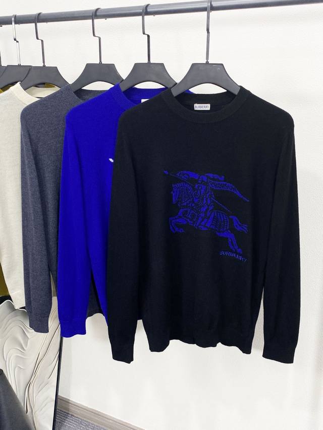 Bur2025秋冬系列马术骑士徽标提花羊毛羊绒针织衫圆领毛衣!毋庸置疑的热门单品,胸前硕大的马术骑士图案,将英伦高奢贵气的风格完美诠释,无疑又是一款上身惊艳眼球 Bur2025秋冬系列马术骑士徽标提花羊毛羊绒针织衫圆领毛衣!毋庸置疑的热门单品,胸前硕大的马术骑士图案,将英伦高奢贵气的风格完美诠释,无疑又是一款上身惊艳眼球