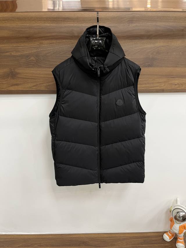 主推羽绒 Moncler 2025最新款时尚设计师款羽绒外套蒙口连帽羽绒马甲,冬季顶级轻奢羽绒服,爆款羽绒服,90#白鹅绒填充,胸口经典Logo处处细节显工艺足 主推羽绒 Moncler 2025最新款时尚设计师款羽绒外套蒙口连帽羽绒马甲,冬季顶级轻奢羽绒服,爆款羽绒服,90#白鹅绒填充,胸口经典Logo处处细节显工艺足