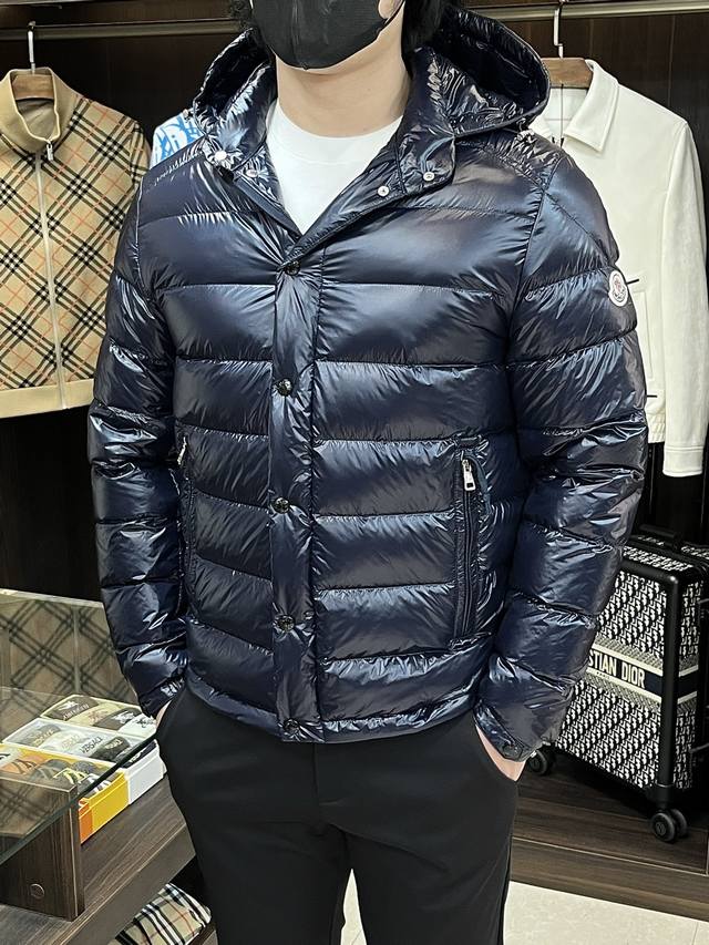 主推羽绒 Moncler 2025最新款时尚设计师款羽绒外套蒙口连帽羽绒服,冬季顶级爆款款轻奢羽绒服,爆款羽绒服,90#白鹅绒填充,字母提花设计,细节显工艺足够 主推羽绒 Moncler 2025最新款时尚设计师款羽绒外套蒙口连帽羽绒服,冬季顶级爆款款轻奢羽绒服,爆款羽绒服,90#白鹅绒填充,字母提花设计,细节显工艺足够