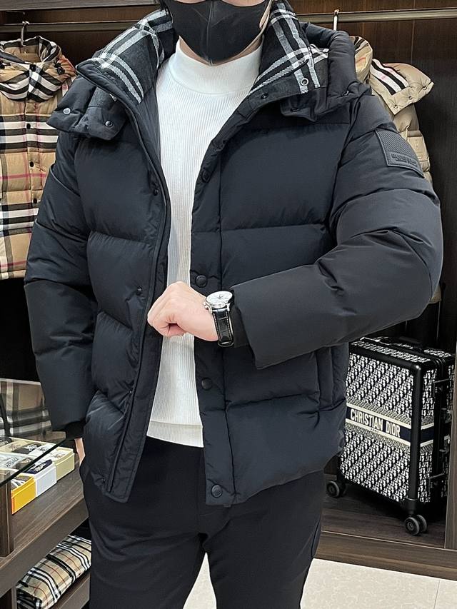 主推羽绒 Burberry 2025最新款时尚设计师款羽绒外套巴宝莉连帽羽绒服,胸口经典Logo爆款羽绒服,90#白鹅绒填充,处处细节显工艺足够的高级 结构性剪 主推羽绒 Burberry 2025最新款时尚设计师款羽绒外套巴宝莉连帽羽绒服,胸口经典Logo爆款羽绒服,90#白鹅绒填充,处处细节显工艺足够的高级 结构性剪