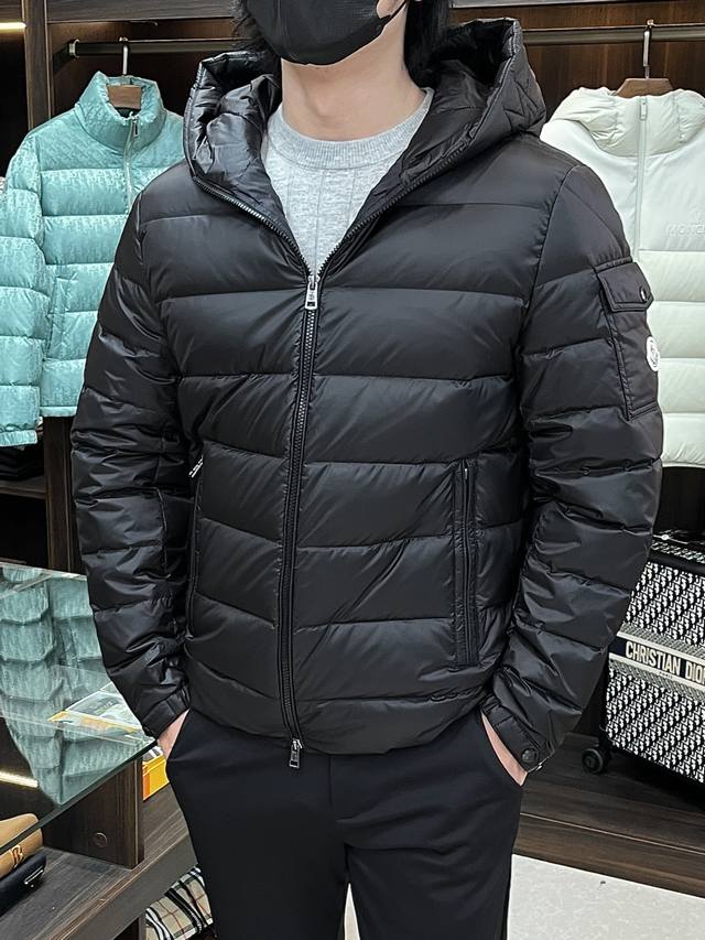 主推羽绒 Moncler 2025最新款时尚设计师款羽绒外套蒙口连帽羽绒服,冬季顶级轻奢羽绒服,爆款羽绒服,90#白鹅绒填充,处处细节显工艺足够的高级 结构性剪 主推羽绒 Moncler 2025最新款时尚设计师款羽绒外套蒙口连帽羽绒服,冬季顶级轻奢羽绒服,爆款羽绒服,90#白鹅绒填充,处处细节显工艺足够的高级 结构性剪