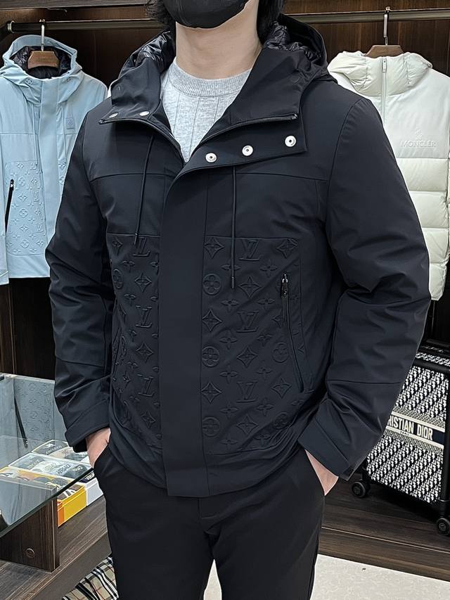 主推羽绒 Lv 2025最新款时尚设计师款羽绒外套驴牌连帽羽绒服,冬季顶级轻奢羽绒服,爆款羽绒服,90#白鹅绒填充,老花Logo提花面料,处处细节显工艺足够的高 主推羽绒 Lv 2025最新款时尚设计师款羽绒外套驴牌连帽羽绒服,冬季顶级轻奢羽绒服,爆款羽绒服,90#白鹅绒填充,老花Logo提花面料,处处细节显工艺足够的高