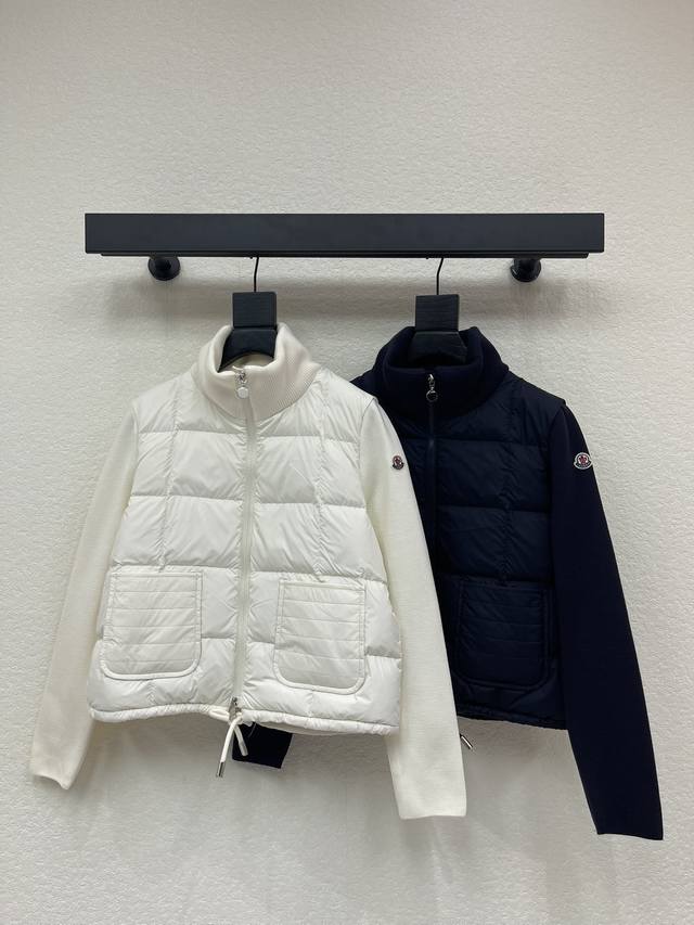 Moncler 蒙口秋冬女士Cardigan立领拼接针织羽绒。有松量的宽格面包服温暖包裹显瘦不挑人!版型偏正方形,有松量,不挑人哈直直的立挺感,一点也不会显胖秋 Moncler 蒙口秋冬女士Cardigan立领拼接针织羽绒。有松量的宽格面包服温暖包裹显瘦不挑人!版型偏正方形,有松量,不挑人哈直直的立挺感,一点也不会显胖秋