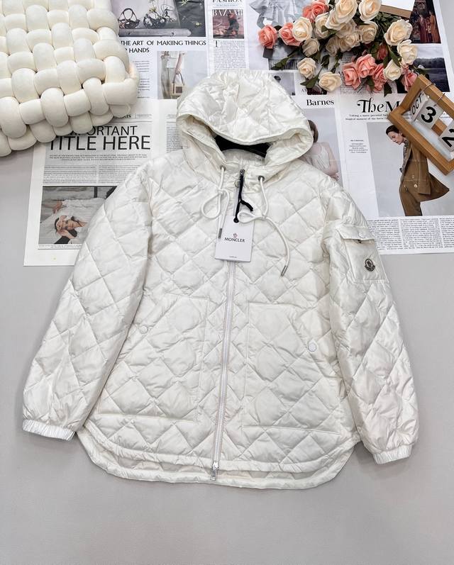 Moncler2025新款菱格连帽抽绳中长款羽绒服,定制Yb进口防风防水尼龙材质 其工艺还原 升级材质 提升秋冬御寒功能 白鹅绒填充内里 整件轻盈保暖 连帽抽绳 Moncler2025新款菱格连帽抽绳中长款羽绒服,定制Yb进口防风防水尼龙材质 其工艺还原 升级材质 提升秋冬御寒功能 白鹅绒填充内里 整件轻盈保暖 连帽抽绳