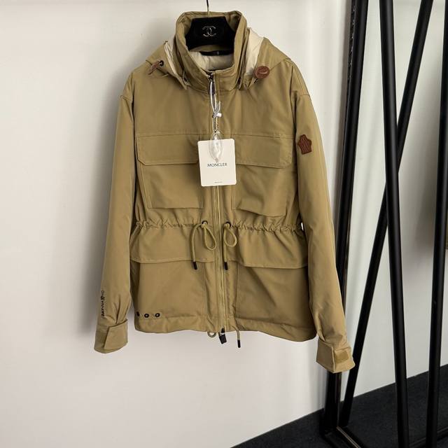 款号20257067 Moncle*蒙口新款 魔术贴袖口四口袋抽绳收腰长袖连帽冲锋衣羽绒服外套,帽子可拆卸,米白色,卡其色,黑色,Sml, M码:肩宽47,胸围 款号20257067 Moncle*蒙口新款 魔术贴袖口四口袋抽绳收腰长袖连帽冲锋衣羽绒服外套,帽子可拆卸,米白色,卡其色,黑色,Sml, M码:肩宽47,胸围