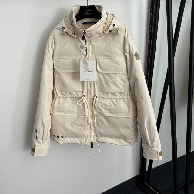 款号20257067 Moncle*蒙口新款 魔术贴袖口四口袋抽绳收腰长袖连帽冲锋衣羽绒服外套,帽子可拆卸,米白色,卡其色,黑色,Sml, M码:肩宽47,胸围 款号20257067 Moncle*蒙口新款 魔术贴袖口四口袋抽绳收腰长袖连帽冲锋衣羽绒服外套,帽子可拆卸,米白色,卡其色,黑色,Sml, M码:肩宽47,胸围