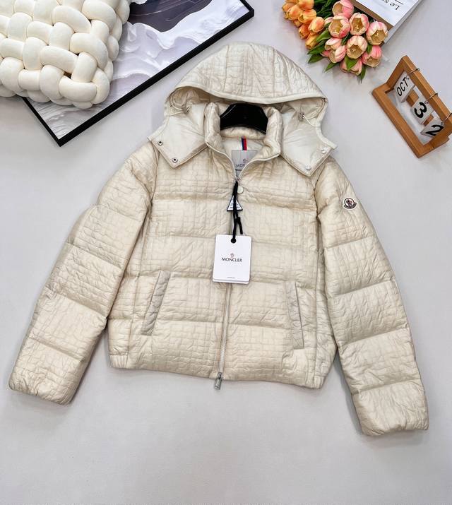 Moncler2025新款连帽羽绒服外套,定制Yb进口防风防水尼龙材质,其工艺还原,升级材质,提升秋冬御寒功能,白鹅绒填充内里,整件轻盈保暖,躯干采用长方格压纹 Moncler2025新款连帽羽绒服外套,定制Yb进口防风防水尼龙材质,其工艺还原,升级材质,提升秋冬御寒功能,白鹅绒填充内里,整件轻盈保暖,躯干采用长方格压纹