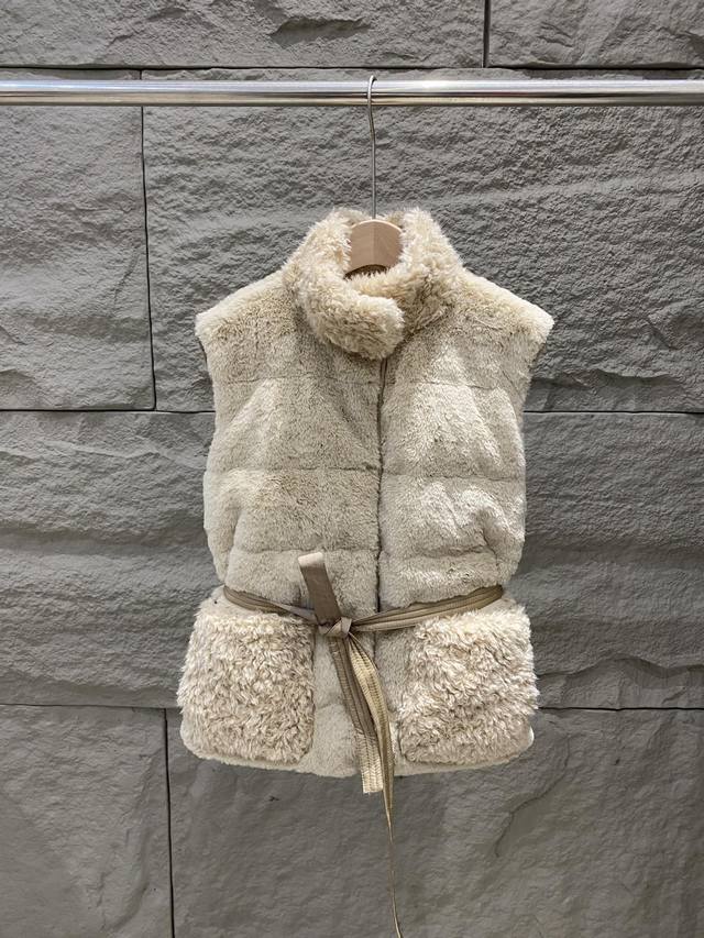 Moncler Joui女士收腰合成材料和泰迪绒羽绒马甲 Joui羽绒马甲采用合成材料制成,以精美风格演绎经典款式。搭配泰迪绒风格细节,融合不同饰面。这款保暖单 Moncler Joui女士收腰合成材料和泰迪绒羽绒马甲 Joui羽绒马甲采用合成材料制成,以精美风格演绎经典款式。搭配泰迪绒风格细节,融合不同饰面。这款保暖单