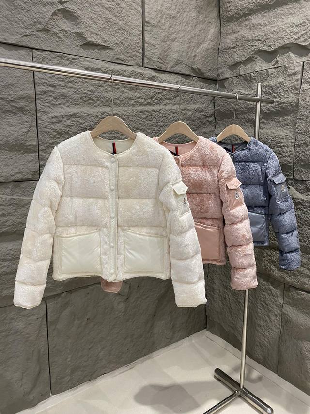 Moncler 25秋冬加 Floyrac女士Teddy短款羽绒服外套 Floyrac采用柔软泰迪绒造型面料制成,焕新演绎经典羽绒夹克。短款设计,饰有哑光尼龙细 Moncler 25秋冬加 Floyrac女士Teddy短款羽绒服外套 Floyrac采用柔软泰迪绒造型面料制成,焕新演绎经典羽绒夹克。短款设计,饰有哑光尼龙细