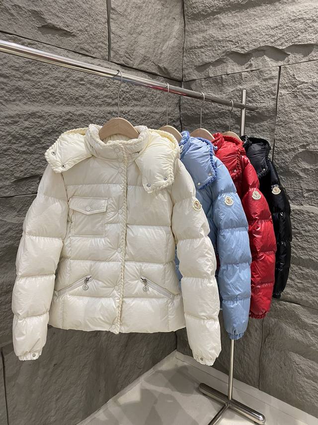 Moncler 25秋冬新款 Glareins小蛮腰连帽羽绒服外套 小蛮腰升级版!依旧是超显瘦的收腰版型,搭配免洗仿油蜡皮面料,帽檐领圈和门襟搭配了同色系麻花编 Moncler 25秋冬新款 Glareins小蛮腰连帽羽绒服外套 小蛮腰升级版!依旧是超显瘦的收腰版型,搭配免洗仿油蜡皮面料,帽檐领圈和门襟搭配了同色系麻花编