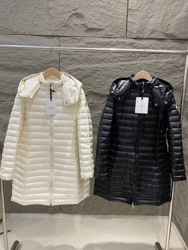 Moncler 25秋冬新款 Igelong连帽长款收腰羽绒服女款夹克外套 Lgelong羽绒夹克采用Longuesaison面料制成,提供日常舒适穿着体验。这 Moncler 25秋冬新款 Igelong连帽长款收腰羽绒服女款夹克外套 Lgelong羽绒夹克采用Longuesaison面料制成,提供日常舒适穿着体验。这