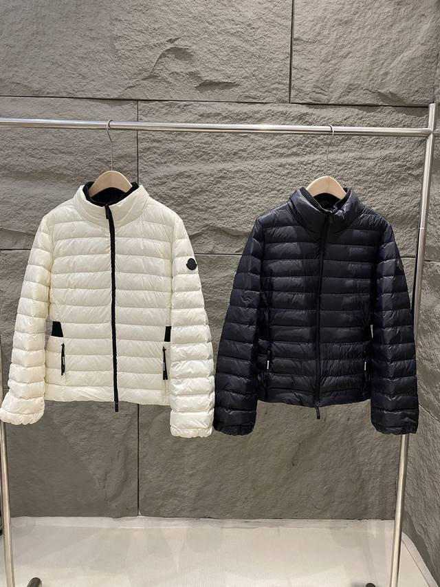 Moncler 25秋冬新款 Verrerie女士收腰羽绒服外套,黑标系列。前后绗缝工艺,修身版型上身巨显瘦 好搭配。侧腰设计有显瘦的黑色腰封,微喇叭袖加长设计 Moncler 25秋冬新款 Verrerie女士收腰羽绒服外套,黑标系列。前后绗缝工艺,修身版型上身巨显瘦 好搭配。侧腰设计有显瘦的黑色腰封,微喇叭袖加长设计