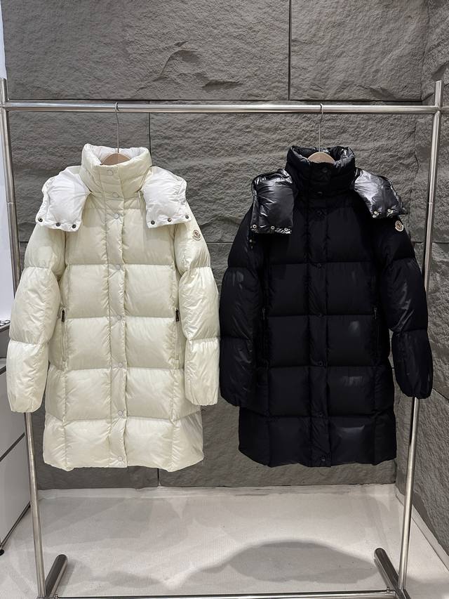 Moncler 25秋冬新款 Litte女士黑巧黑色连帽长款羽绒服夹克外套 Litte羽绒夹克具有保护性面料与精美质地。长款设计,采用功能性尼龙面料制成,手感丝 Moncler 25秋冬新款 Litte女士黑巧黑色连帽长款羽绒服夹克外套 Litte羽绒夹克具有保护性面料与精美质地。长款设计,采用功能性尼龙面料制成,手感丝