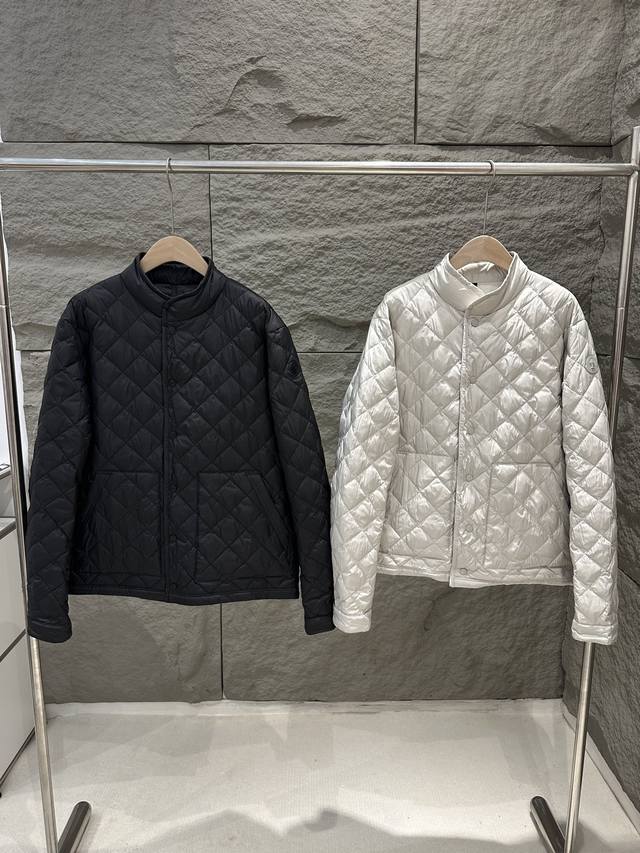 Moncler 25秋冬新款 Oise 菱形绗缝短款羽绒服夹克外套,Oise短款羽绒夹克采用Airsoft面料制成,轻松彰显精美格调。这种防护面料轻盈而柔软,可 Moncler 25秋冬新款 Oise 菱形绗缝短款羽绒服夹克外套,Oise短款羽绒夹克采用Airsoft面料制成,轻松彰显精美格调。这种防护面料轻盈而柔软,可