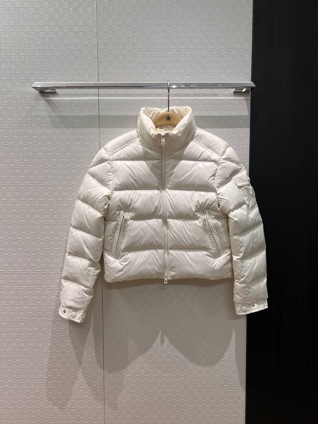 新款 蒙口立领高领短款羽绒服外套 经典袖标口袋装饰 两侧口袋设计90羽绒10羽毛 减龄休闲 保暖百搭 黑色粉色白色 1-4 新款 蒙口立领高领短款羽绒服外套 经典袖标口袋装饰 两侧口袋设计90羽绒10羽毛 减龄休闲 保暖百搭 黑色粉色白色 1-4