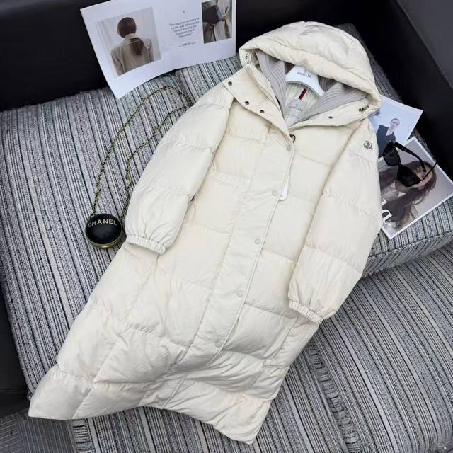 强烈推荐 Moncler 蒙口 2025在逃公主 秋冬新款 Chamer女士连帽假两件羊毛领拉链长款羽绒服外套 优雅进阶,冬日里的温度与风度并存! 这款Cham 强烈推荐 Moncler 蒙口 2025在逃公主 秋冬新款 Chamer女士连帽假两件羊毛领拉链长款羽绒服外套 优雅进阶,冬日里的温度与风度并存! 这款Cham