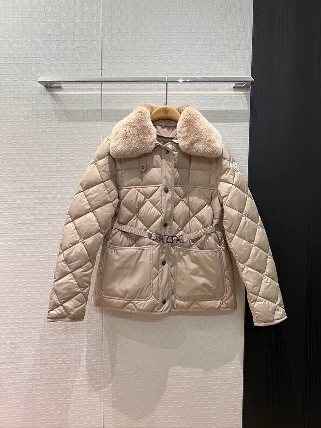 秋冬新款 蒙口 毛领两穿设计 松紧腰带装饰收腰显瘦 菱格羽绒服外套 毛领可拆卸经典袖标装饰 五金配件开模 90羽绒10羽毛保暖必备 减龄不挑人 深蓝卡其 1-4 秋冬新款 蒙口 毛领两穿设计 松紧腰带装饰收腰显瘦 菱格羽绒服外套 毛领可拆卸经典袖标装饰 五金配件开模 90羽绒10羽毛保暖必备 减龄不挑人 深蓝卡其 1-4