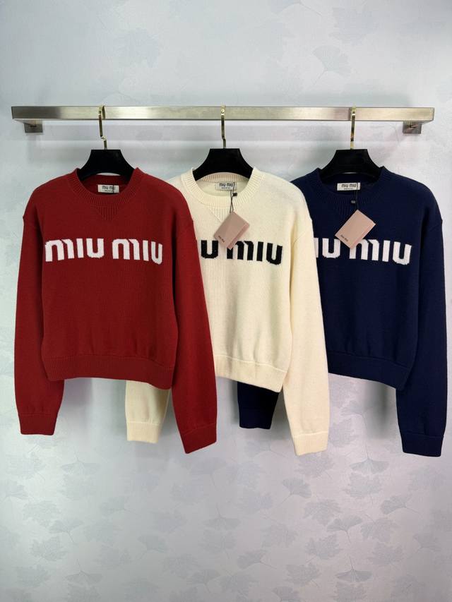 Miu*25秋冬新款字母提花针织毛衣,采用羊毛羊绒混纺,柔软又保暖。胸前品牌字母提花,简约又有辨识度,圆领长袖设计超百搭,节日或日常都能轻松驾驭!3色3码Sml Miu*25秋冬新款字母提花针织毛衣,采用羊毛羊绒混纺,柔软又保暖。胸前品牌字母提花,简约又有辨识度,圆领长袖设计超百搭,节日或日常都能轻松驾驭!3色3码Sml