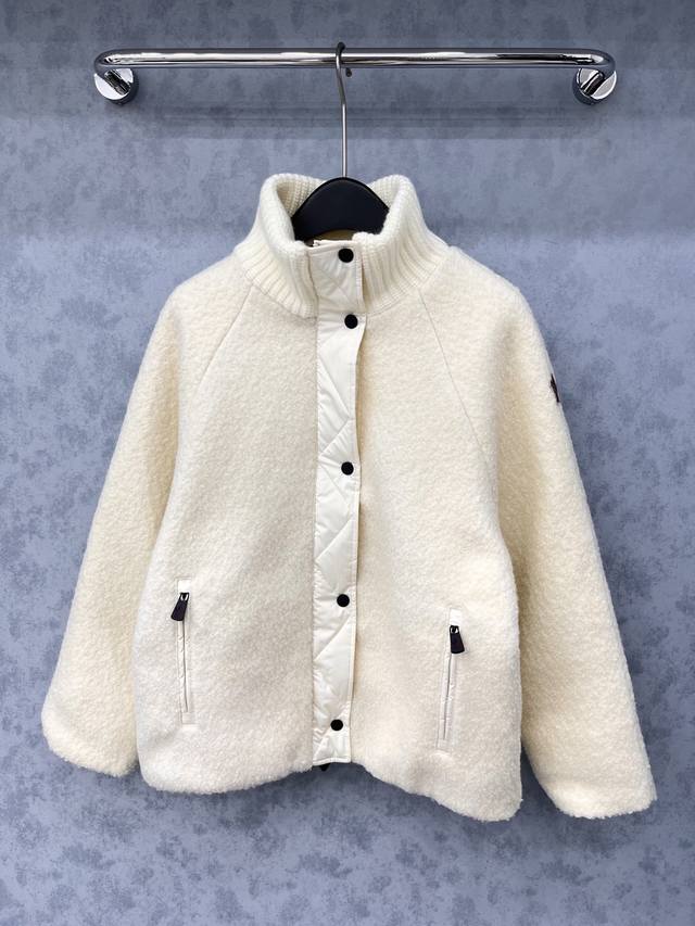 爆款现货 原单品质 Moncle*|25秋冬新款Juvigny立领拼接羊毛夹克 粗花呢羊毛+鹅绒填充,保暖又有质感常规版型设计,拉链开合,袖口和下摆可调节,穿着 爆款现货 原单品质 Moncle*|25秋冬新款Juvigny立领拼接羊毛夹克 粗花呢羊毛+鹅绒填充,保暖又有质感常规版型设计,拉链开合,袖口和下摆可调节,穿着