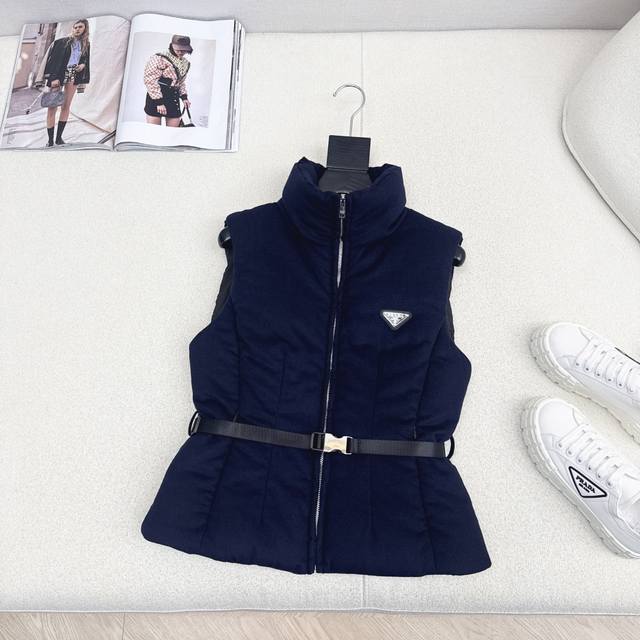 爆单款 pd 25Ss 秋冬最新款立领皮带装饰立体收腰毛呢羽绒马甲外套不挑个子的立体剪裁 搭扣松紧收腰版型 上身时髦又帅气 秋冬必备街头风叠搭保暖单品 经典Lo 爆单款 pd 25Ss 秋冬最新款立领皮带装饰立体收腰毛呢羽绒马甲外套不挑个子的立体剪裁 搭扣松紧收腰版型 上身时髦又帅气 秋冬必备街头风叠搭保暖单品 经典Lo