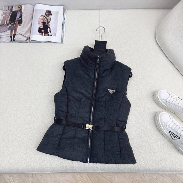 爆单款 pd 25Ss 秋冬最新款立领皮带装饰立体收腰毛呢羽绒马甲外套不挑个子的立体剪裁 搭扣松紧收腰版型 上身时髦又帅气 秋冬必备街头风叠搭保暖单品 经典Lo 爆单款 pd 25Ss 秋冬最新款立领皮带装饰立体收腰毛呢羽绒马甲外套不挑个子的立体剪裁 搭扣松紧收腰版型 上身时髦又帅气 秋冬必备街头风叠搭保暖单品 经典Lo