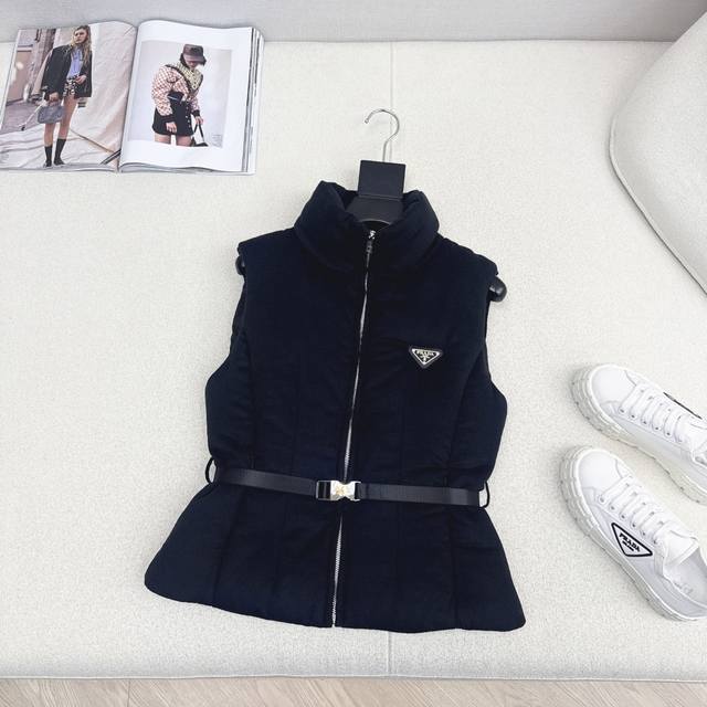 爆单款 pd 25Ss 秋冬最新款立领皮带装饰立体收腰毛呢羽绒马甲外套不挑个子的立体剪裁 搭扣松紧收腰版型 上身时髦又帅气 秋冬必备街头风叠搭保暖单品 经典Lo 爆单款 pd 25Ss 秋冬最新款立领皮带装饰立体收腰毛呢羽绒马甲外套不挑个子的立体剪裁 搭扣松紧收腰版型 上身时髦又帅气 秋冬必备街头风叠搭保暖单品 经典Lo