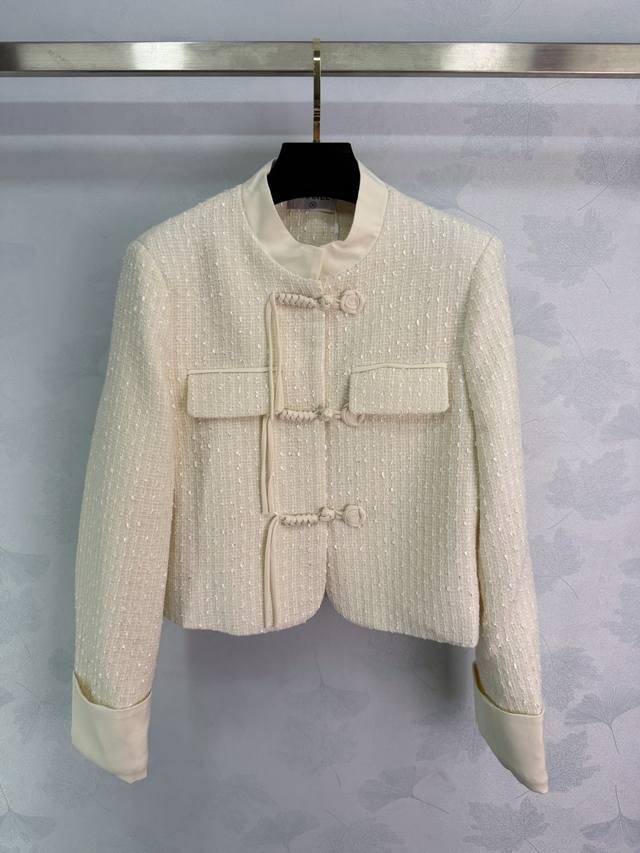 Ch*25秋冬新款新中式提花盘扣外套,采用暖米色缎面提花面料,融合东方古典与现代时尚,盘扣设计精致,立领剪裁凸显颈部线条,袖口撞色细节增添层次感。直筒版型修饰身 Ch*25秋冬新款新中式提花盘扣外套,采用暖米色缎面提花面料,融合东方古典与现代时尚,盘扣设计精致,立领剪裁凸显颈部线条,袖口撞色细节增添层次感。直筒版型修饰身