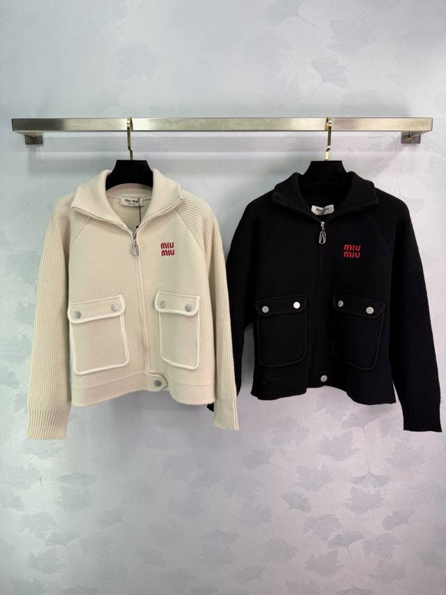 Miu*25秋冬新款针织开衫,柔软亲肤,保暖力满分立领拉链+胸前双口袋设计,实用又有型,金属按扣细节超加分,胸前红色刺绣Logo提升辨识度。宽松版型包容性强,搭 Miu*25秋冬新款针织开衫,柔软亲肤,保暖力满分立领拉链+胸前双口袋设计,实用又有型,金属按扣细节超加分,胸前红色刺绣Logo提升辨识度。宽松版型包容性强,搭