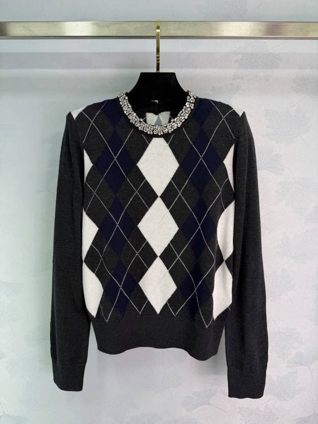 Se*2026早春系列菱格针织衫,灰混色+经典菱格纹,复古学院风满满领口镶钻点缀,精致感爆棚。高品质绵羊毛,柔软亲肤,短款收腰设计修饰身形,搭高腰裤Or短裙都很 Se*2026早春系列菱格针织衫,灰混色+经典菱格纹,复古学院风满满领口镶钻点缀,精致感爆棚。高品质绵羊毛,柔软亲肤,短款收腰设计修饰身形,搭高腰裤Or短裙都很