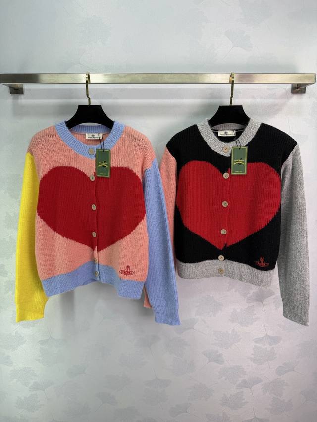 西太*25秋冬新款限定爱心毛衣,采用柔软羊毛保暖舒适。正面红色爱心图案+撞色拼接,活力满满 西太*25秋冬新款限定爱心毛衣,采用柔软羊毛保暖舒适。正面红色爱心图案+撞色拼接,活力满满