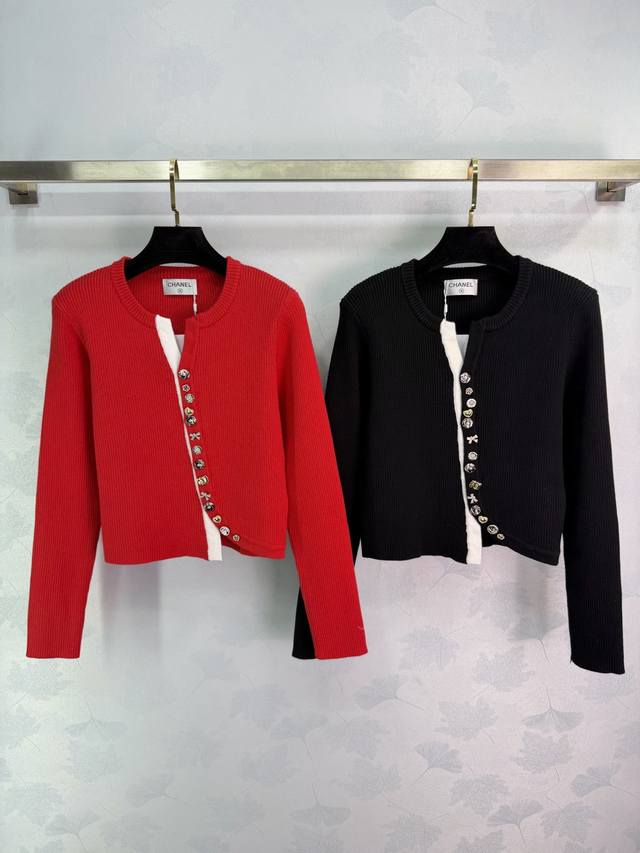 Ch*25秋冬新款钉珠饰边针织开衫,采用柔软亲肤羊毛,保暖又舒适。不对称钉珠+白色镶边,精致感满满。短款修身剪裁,搭高腰裤或裙都很优雅休闲~秋冬日常穿搭必备!2 Ch*25秋冬新款钉珠饰边针织开衫,采用柔软亲肤羊毛,保暖又舒适。不对称钉珠+白色镶边,精致感满满。短款修身剪裁,搭高腰裤或裙都很优雅休闲~秋冬日常穿搭必备!2