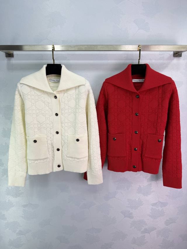 Dio*25秋冬新款菱格纹针织外套,羊毛面料柔软舒适 标志性菱格纹理+翻领设计,优雅又有辨识度。黑色纽扣点缀细节感十足 Dio*25秋冬新款菱格纹针织外套,羊毛面料柔软舒适 标志性菱格纹理+翻领设计,优雅又有辨识度。黑色纽扣点缀细节感十足