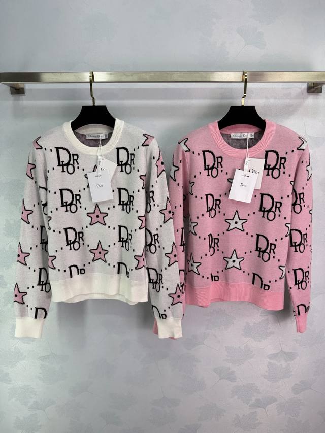 Dio*25秋冬新款针织圆领长袖毛衣 星星+Logo字母,活泼俏皮感满分 袖口和下摆罗纹设计,显瘦不挑身材,随手搭牛仔裤或休闲裤都很Ok,轻松Get百搭造型2色 Dio*25秋冬新款针织圆领长袖毛衣 星星+Logo字母,活泼俏皮感满分 袖口和下摆罗纹设计,显瘦不挑身材,随手搭牛仔裤或休闲裤都很Ok,轻松Get百搭造型2色