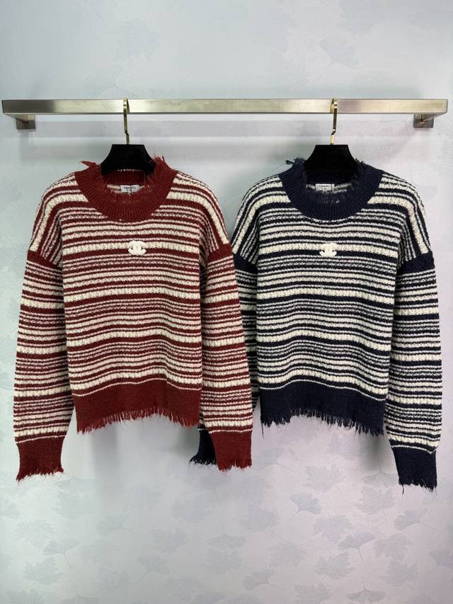 Ch*25秋冬新款复古条纹毛衣 红白黑撞色超有层次感羊毛混纺材质,柔软又保暖,宽松版型+流苏下摆,随性慵懒风满分,圆领简约大方,胸前双C细节感十足。日常休闲或文 Ch*25秋冬新款复古条纹毛衣 红白黑撞色超有层次感羊毛混纺材质,柔软又保暖,宽松版型+流苏下摆,随性慵懒风满分,圆领简约大方,胸前双C细节感十足。日常休闲或文