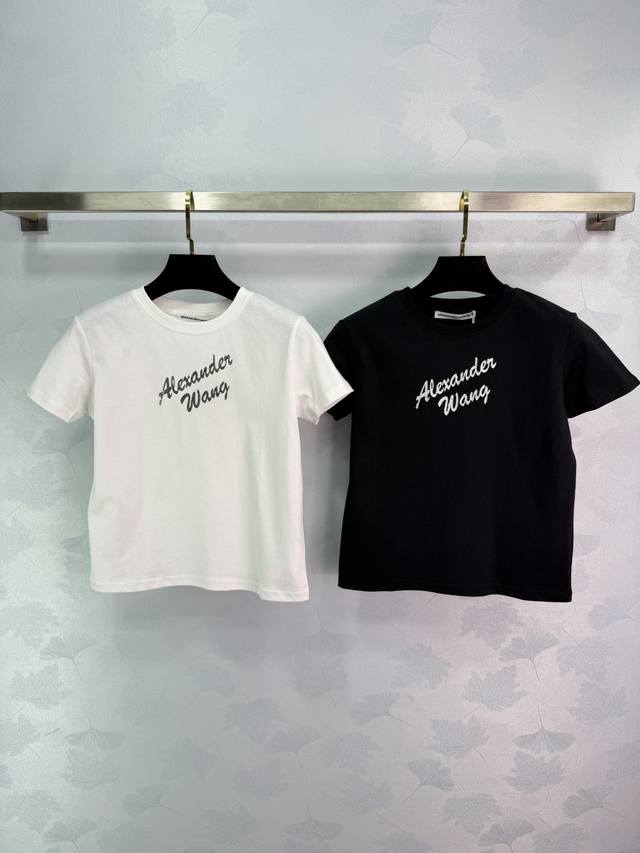 Ale*26早春新款烫钻Logo短袖,胸前烫钻Logo低调闪耀,简约又有细节感。高品质棉料,柔软透气,正肩剪裁修饰身形,穿着舒适贴合,无论搭配高腰裙还是牛仔裤, Ale*26早春新款烫钻Logo短袖,胸前烫钻Logo低调闪耀,简约又有细节感。高品质棉料,柔软透气,正肩剪裁修饰身形,穿着舒适贴合,无论搭配高腰裙还是牛仔裤,